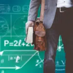 un étudiant avec une sacoche et un livre à la main