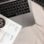 Un CV posé sur un ordinateur portable