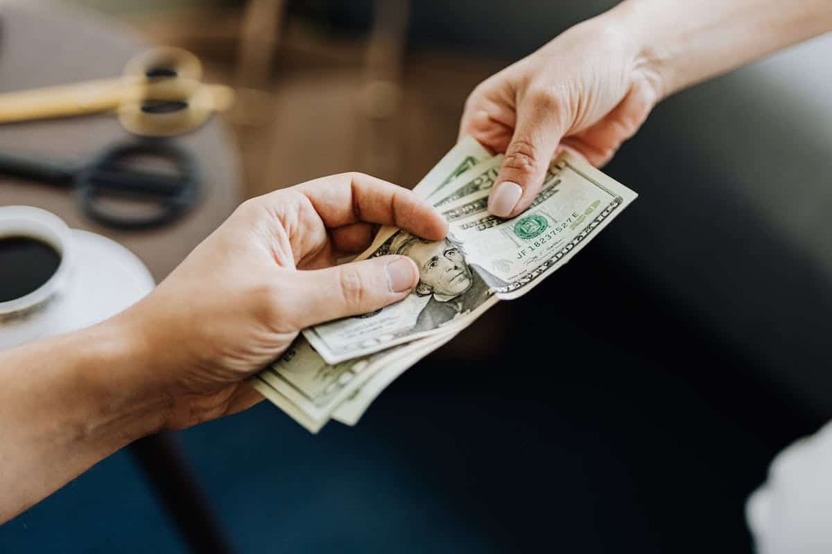 Négocier son salaire avec succès : astuces incontournables pour obtenir une augmentation