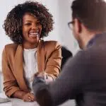 Femme et homme se sert la main