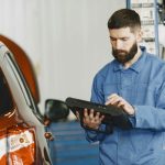 La digitalisation transforme la relation entre garages et automobilistes, notamment autour des devis, des pièces auto et de la transparence des services.