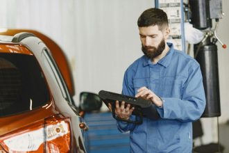 La digitalisation transforme la relation entre garages et automobilistes, notamment autour des devis, des pièces auto et de la transparence des services.