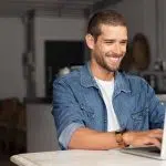 Un homme sur son ordinateur