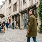 Femme marchant dans le centre historique de Caen