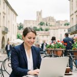 Femme professionnelle travaillant en extérieur à Béziers