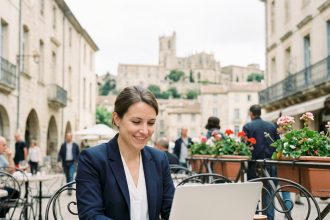 Femme professionnelle travaillant en extérieur à Béziers