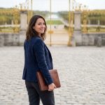 Femme confiante devant le palais de Versailles