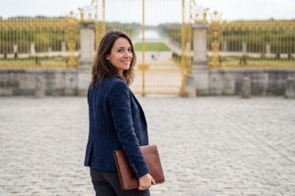 Femme confiante devant le palais de Versailles