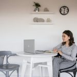 Un mémoire en alternance permet de relier l’expérience professionnelle à une réflexion académique structurée.