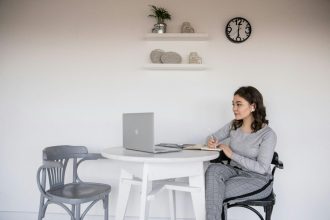 Un mémoire en alternance permet de relier l’expérience professionnelle à une réflexion académique structurée.
