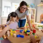 Comment vous former pour travailler dans la petite enfance ?
