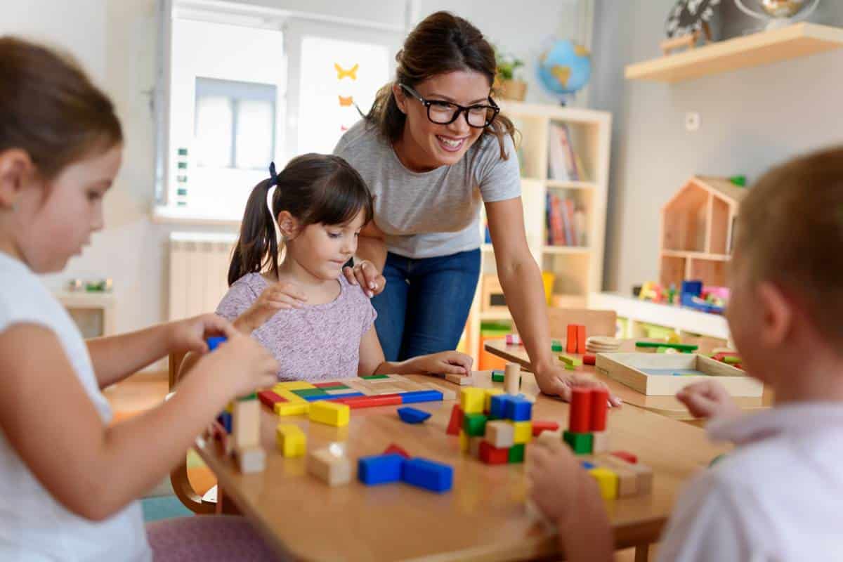 Comment vous former pour travailler dans la petite enfance ?