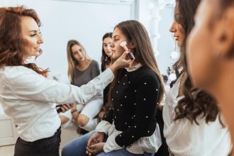 Les métiers de l’esthétique et de la coiffure : un avenir prometteur