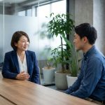 Femme manager souriante en costume dans un bureau moderne