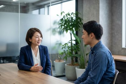 Femme manager souriante en costume dans un bureau moderne