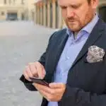 une personne sur son portable pro